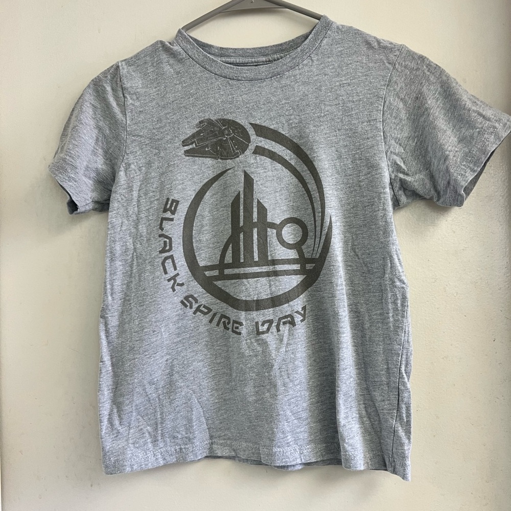 Disney Galaxy’s Edge / Star Wars Black Spire Outpost t-shirt, kid’s medium